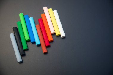 Siyah arka plan üzerinde renkli tebeşirler