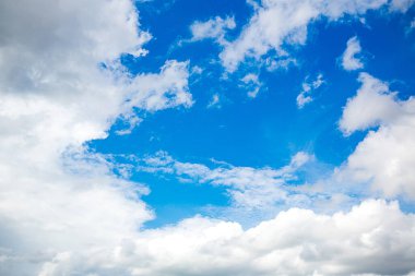 Bulutlu mavi gökyüzü