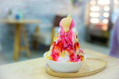 Dondurma, beyaz bir tabakta.