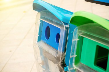 Sokaktaki plastik çöp kutusu.