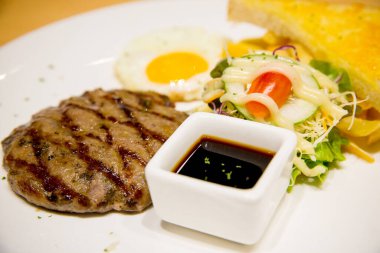 Sebzeli ve soslu ızgara somon.