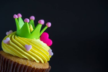 Siyah arka planda yeşil ve beyaz kremalı kek.