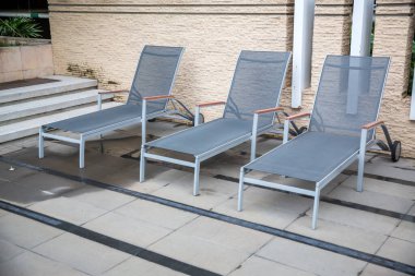 Sahilde boş sandalyeler