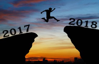 Gökyüzünde zıplayan bir adamın silueti