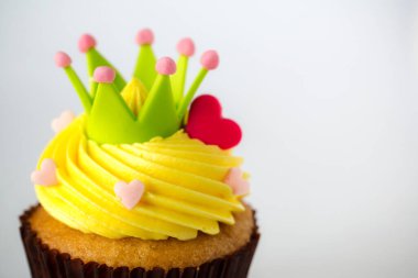 Beyaz arka planda renkli serpiştirilmiş lezzetli kekler.