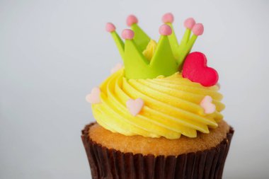 Beyaz arka planda mumu olan kek.