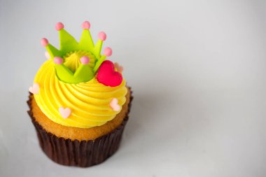 Beyaz arka planda renkli serpiştirilmiş lezzetli kekler.