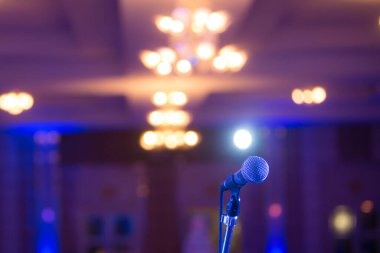 Sahne arkasında mikrofon