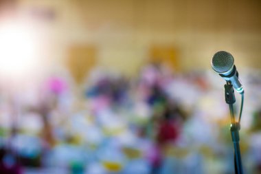 Arka plan bulanık mikrofon