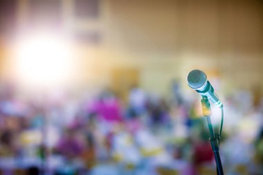 mikrofon konferans odasında sahnede.