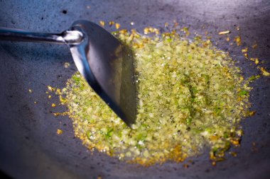 Bir kepçe baharatla kaşığı kapat.