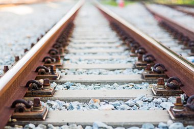 Demiryolu rayları üzerinde