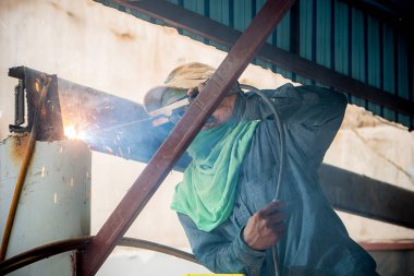 İşçi metali kıvılcımlarla kaynıyor