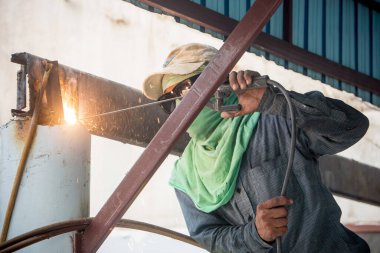 Metal borulu bir işçi.