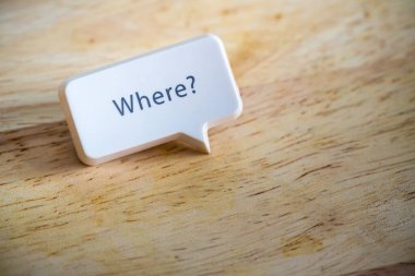 Tahta zemin üzerinde metin mesajı olan beyaz kağıt