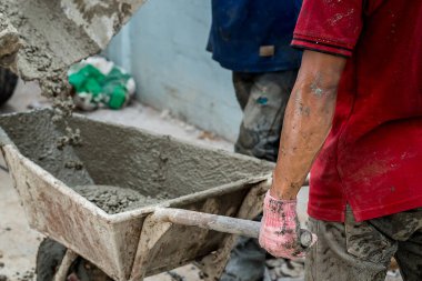 Duvarında malası olan bir işçi.