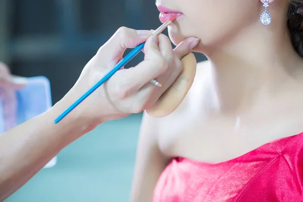 Beautiful Woman Applying Makeup Beauty Salon — Stockfoto