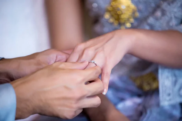 Handen Van Een Bruid Bruidegom Met Een Trouwring — Stockfoto