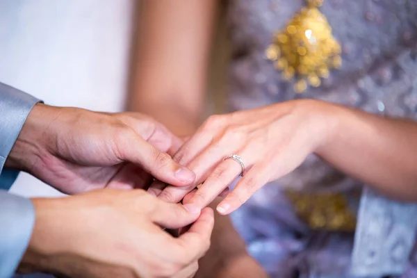 Anéis Casamento Mãos Noiva Noivo — Fotografia de Stock