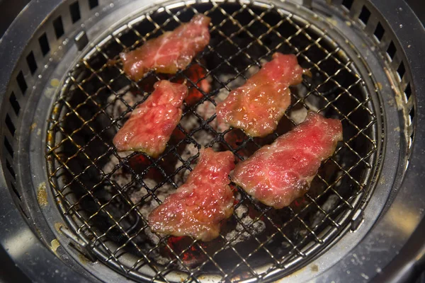 Izgarada somon ve sebze.