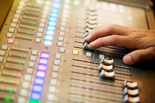 Ses panelini karıştırırken bir eli kapat