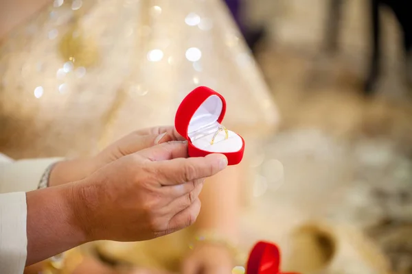 Anillos Boda Las Manos Novia —  Fotos de Stock