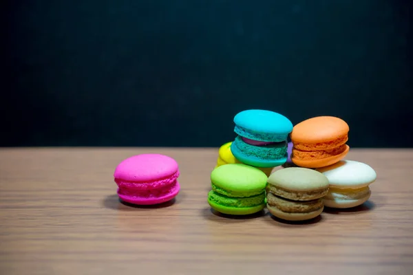 Macaroons Coloridos Fundo Madeira — Fotografia de Stock