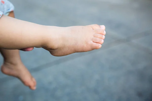 Close Baby Feet Beach — Stockfoto