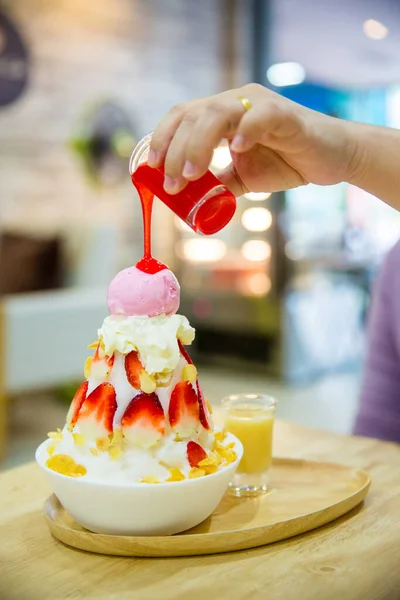 カフェでアイスクリームを食べる女性は — ストック写真