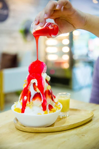 Hand Holding Delicious Cake Red Sauce — Stockfoto