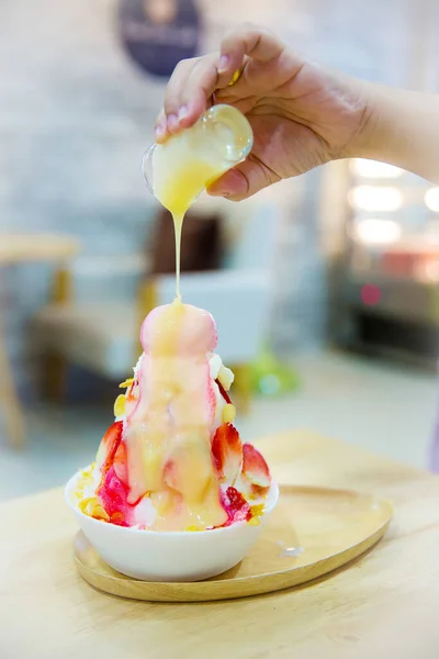 Close Delicious Ice Cream Fruits — Stockfoto