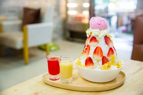 白い皿の上のカップの中のアイスクリーム — ストック写真