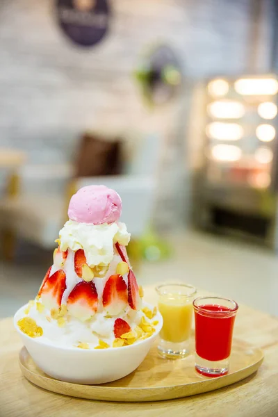 Ice Cream Strawberry Sauce Chocolate Topping — Stockfoto