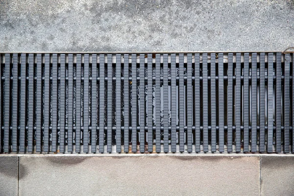Бетонная Стена Металлическим Затвором — стоковое фото