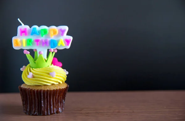 Birthday Cupcake Med Ljus Träbord — Stockfoto