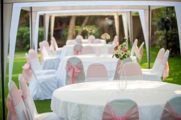 Vackert Bröllopsbord Med Stolar Och Blommor — Stockfoto