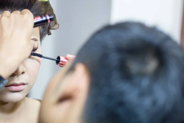 Jonge Vrouw Aanbrengen Make Borstel — Stockfoto