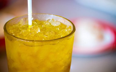 Masada limonlu ve buzlu kokteyl.