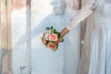 Düğün buketi olan güzel gelin