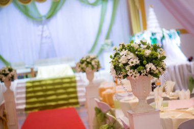 Çiçekli ve mumlu düğün masası.