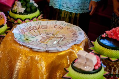 Çiçekli düğün pastası