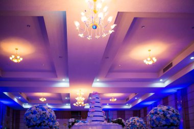 Modern bir otelin içinde.