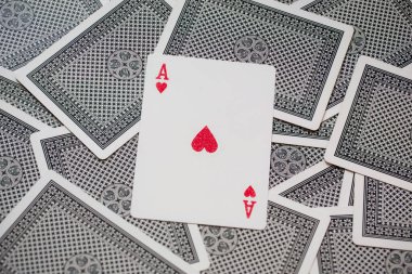 Beyaz bir arka plan üzerinde oyun kartları