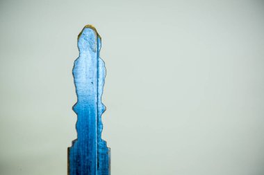 Mavi ve beyaz bir duvarın yakın plan çekimi.