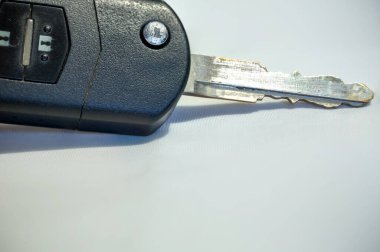 Kredi kartıyla bir anahtarın yakın plan görüntüsü