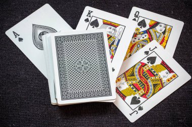 Siyah arkaplanda kart oynamak