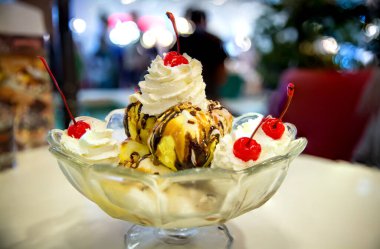 çilek ve çikolata ile dondurma