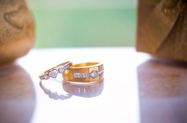 Tahta bir masada alyanslar.