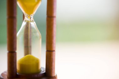 Arkaplanda kum saati.