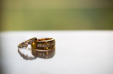 Güzel alyansları olan altın bir yüzük.